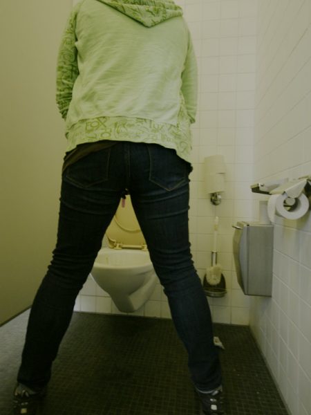 Female-Pee-Tube_PIBELLA-TRAVEL_on-toilette-Pinkelhilfe-fuer-Frauen-im-Stehen