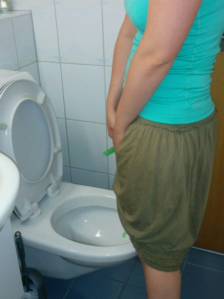 Female-Urination-Device-standing-up_PIBELLA-TRAVEL_Frau-im stehen